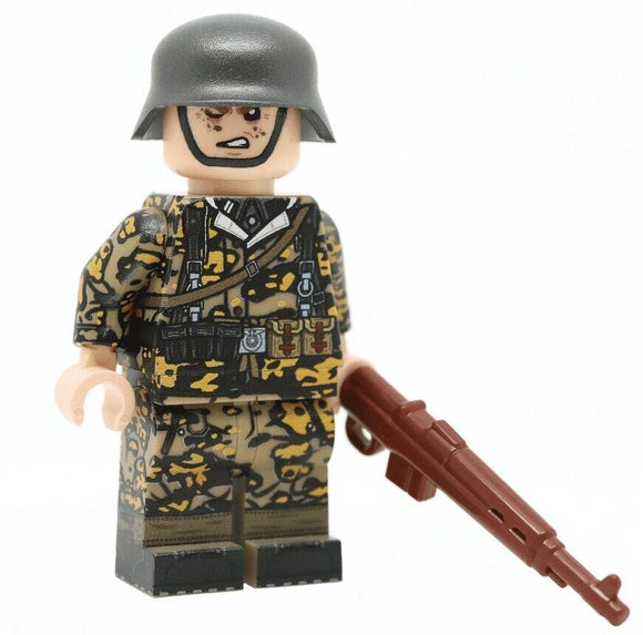 WW2 Rifleman in Oak Camo (Spring)  Minifigure - United Bricks