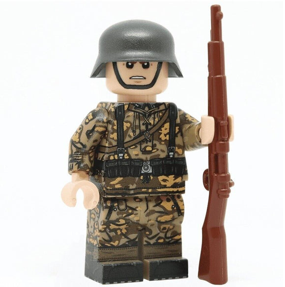 WW2 Rifleman in Oak Camo (Autumn)  Minifigure - United Bricks